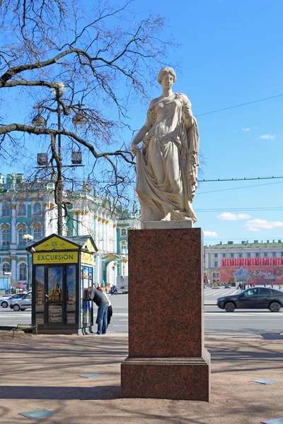 Statue of Flora in the Alexander garden in St. Petersburg — Stock Photo, Image