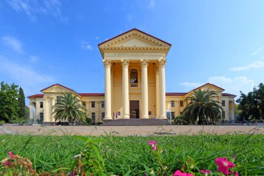 Güzel sarı bina Sochi Sanat Müzesi
