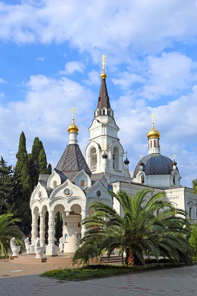 Catedral ortodoxa en medio de verdor de verano en la ciudad o — Foto de Stock