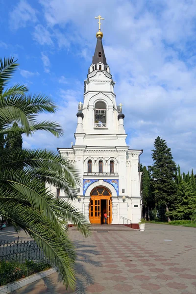 Catedral de San Miguel Arcángel entre la vegetación de verano — Foto de Stock