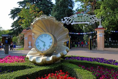 Çiçekli Sochi Riviera Park civarındaki çim arasında saat