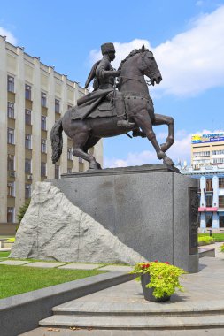 Güneşli bir günde Kuban Kazaklar Kra şehir içinde anıt