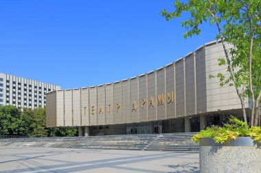 Akademik Dram Tiyatrosu Binası Kr bir yaz gününde