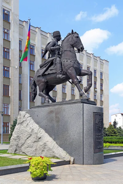 Um monumento aos cossacos de Kuban em um dia ensolarado de verão na cidade — Fotografia de Stock