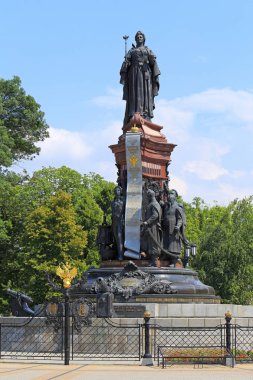 İmparatoriçe Catherine II anıtı mavi s arka plan üzerinde
