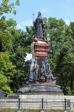 İmparatoriçe Catherine II anıtı kentsel bitki örtüsü arasında 