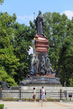 Rusya İmparatoriçe Catherine II anıtı kentsel sebze arasında