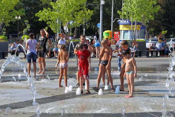 Děti v horku koupat v kašně Krasnodar — Stock fotografie