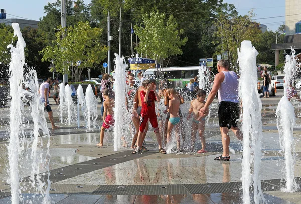 Children in heat swimming in a city fountain Krasnodar — Stock Photo, Image