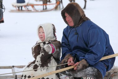 Baba ve kızı Nenets Ren geyiği çobanları Kuzey Sibirya