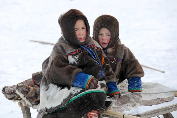 Enfants des indigènes de la péninsule Yamal Nenets — Photo