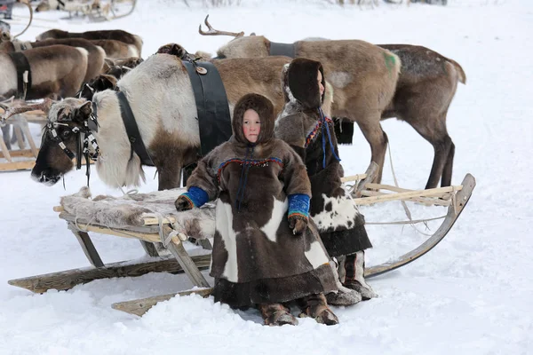 Hijos de los indígenas de la península de Yamal Nenets — Foto de Stock