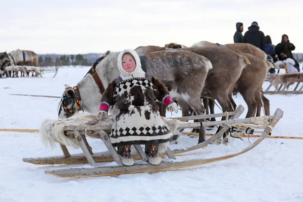 Διασκεδαστικό κορίτσι Nenets στα γούνινα ρούχα με μια εθνική στολίδι στο β — Φωτογραφία Αρχείου