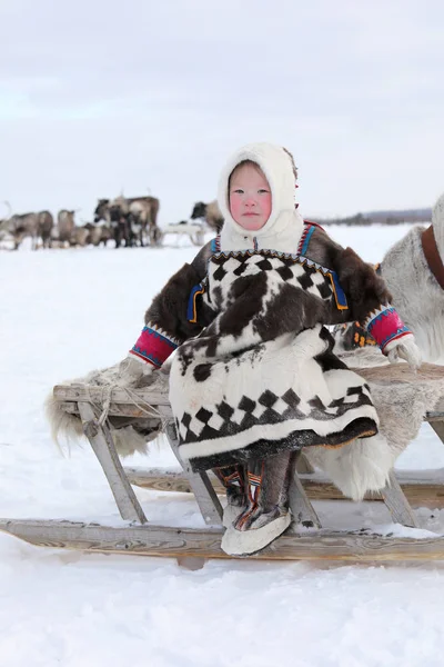 Kürk elbiseleri ile ulusal süs Nenets kız — Stok fotoğraf