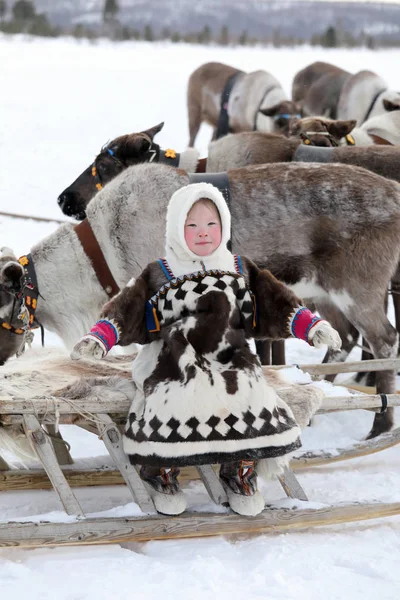 Kürk elbiseleri ile ulusal süs neşeli Nenets kız — Stok fotoğraf