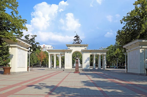 Busto de Georgy Zhukov e arco comemorativo "Eles são orgulho Kuban" i — Fotografia de Stock