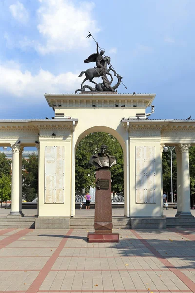 Mell Zsukov és a Memorial arch, Krasnaya street, 35 — Stock Fotó