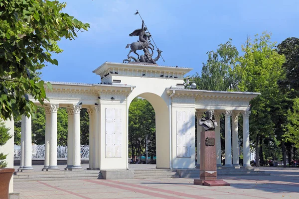 Georgij Konsztantyinovics Zsukov és a Memorial mellszobra arch "Kuban büszke-t — Stock Fotó