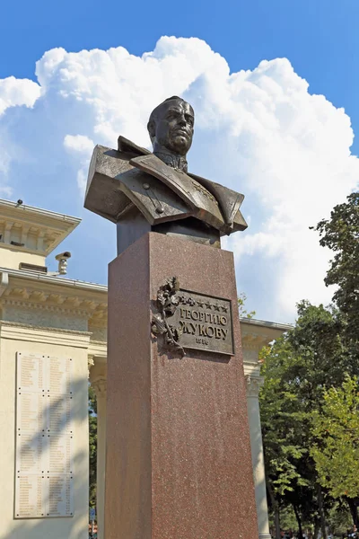 在 Krasnod 的夏日, 朱可夫元帅格奥尔基的纪念碑 — 图库照片