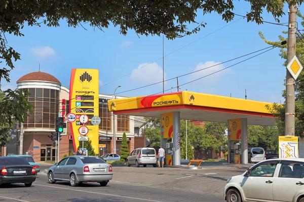 Επιχείρηση Rosneft βενζινάδικο σε μια καυτή ημέρα σε Κρασνοντάρ — Φωτογραφία Αρχείου