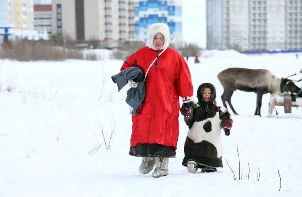 Matka z dzieckiem iść zimowy dzień na śniegu w Nadym Jamalsko-Nieniecki A — Zdjęcie stockowe