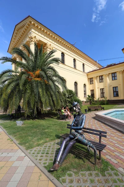 Escultura de bronce en la plaza de la ciudad en Sochi — Foto de Stock