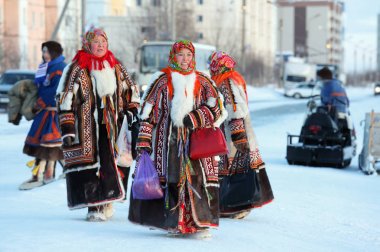 Nenets kadınlarda dolaşan parlak Ulusal kürk Konfeksiyon 