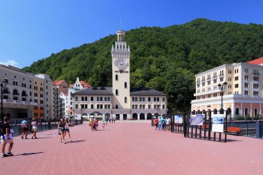 Sochi Rosa Khutor köy meydanında turist yürümek