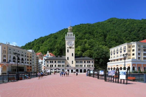 Turistas caminham na pitoresca aldeia resort de Rosa Khutor i — Fotografia de Stock