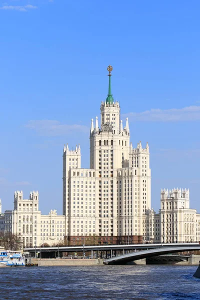 Wieżowiec Kotelnicheskaya bulwar słoneczny dzień w Mo — Zdjęcie stockowe