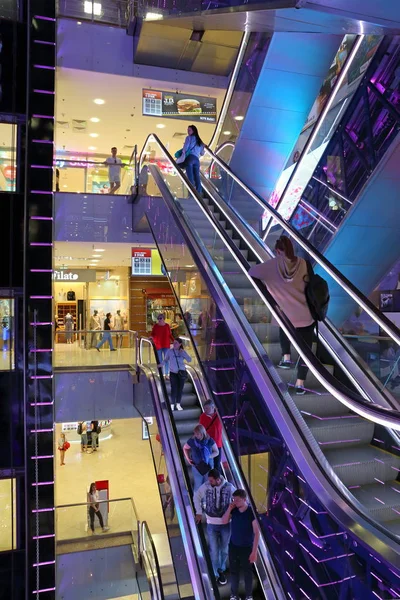 莫斯科购物中心的自动扶梯上的买主 — 图库照片