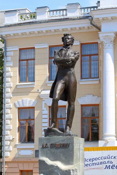 Monumento ao poeta russo Alexander Pushkin em um dia ensolarado de verão — Fotografia de Stock