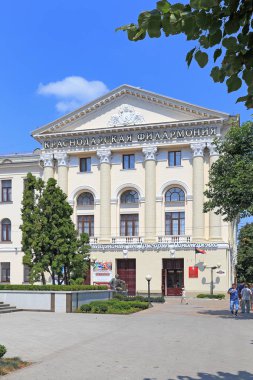 Filarmoni Orkestrası Binası Krasno bir güneşli yaz gününde