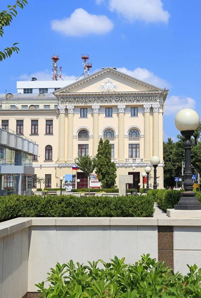 El edificio de la Filarmónica estatal en un día soleado en Krasnod —  Fotos de Stock