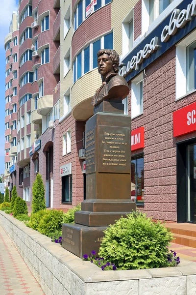Un busto del bardo soviético y actor Vladimir Vysotsky en la ciudad de —  Fotos de Stock