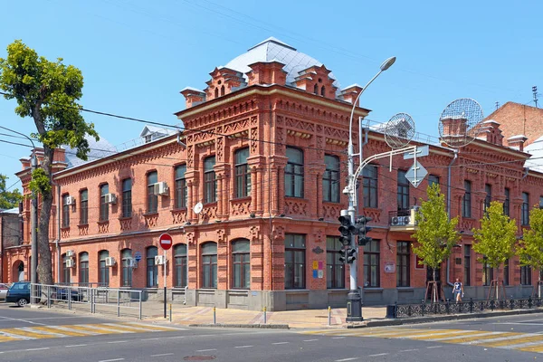 Zabytek architektury cegły piętrowy dom genu — Zdjęcie stockowe