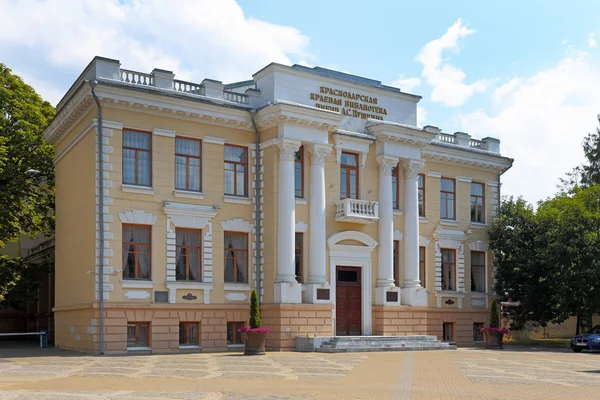 Edifício biblioteca Pushkin em um dia ensolarado em Krasnodar — Fotografia de Stock