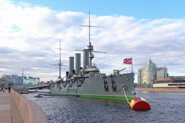 St. Petersbur, Neva nehrinde kruvazör Aurora akşamları