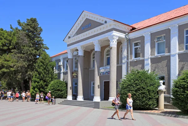 Les touristes marchent près du musée historique de la se noire russe Image En Vente