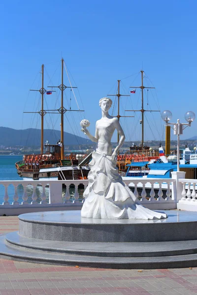 Escultura Noiva branca na praia da cidade do resort russo de — Fotografia de Stock