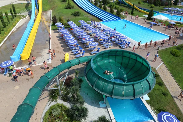 Touristes dans le parc aquatique de la station balnéaire russe de Gelendzhik — Photo