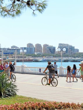 Turistler R 'deki Gelendzhik tatil beldesinin setinde yürüyor