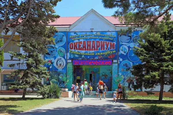 Entrance to the aquarium of the black sea resort of Gelendzhik i — Stock Photo, Image