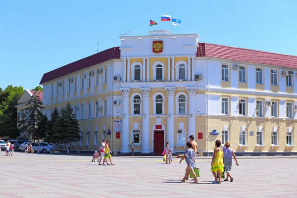 Krasnodar bölgesinin Gelendzhik tatil beldesinin belediye binası. — Stok fotoğraf