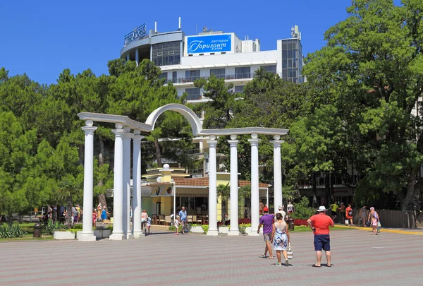 Terraplén de la ciudad y el edificio del hotel Primorye en la Ru — Foto de Stock