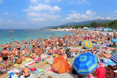 Rusya 'nın Karadeniz kıyısındaki Kabardinka tatil beldesinde turistler