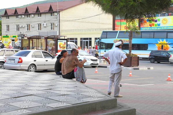 Taksi şoförleri Karadeniz kıyısındaki tatil beldesinde turistleri bekliyor. — Stok fotoğraf