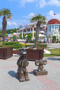 Çizgi film karakterlerinin heykeli Timsah Gene ve Cheburashka o