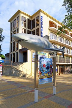 Rusya 'nın Kabardinka tatil beldesinde akvaryum ve köpekbalığı heykeli