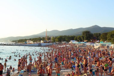 Kafkasların arka planında Karadeniz kıyısındaki sahil beldesi. 